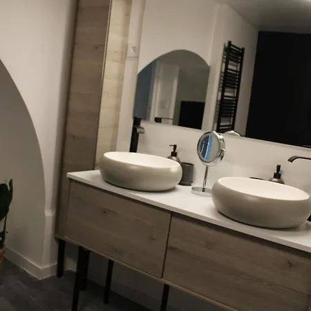 Hebergement Renove Place Du Palais Avec Parking 아파트