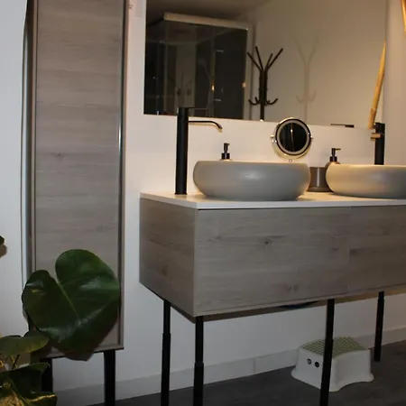 Hebergement Renove Place Du Palais Avec Parking 아파트 *