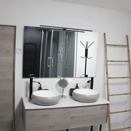 Apartament Hebergement Renove Place Du Palais Avec Parking *