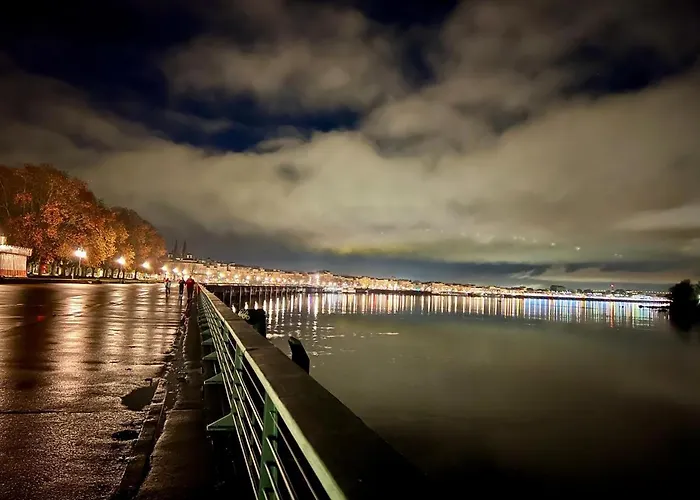 Hebergement Renove Place Du Palais Avec Parking Apartamento